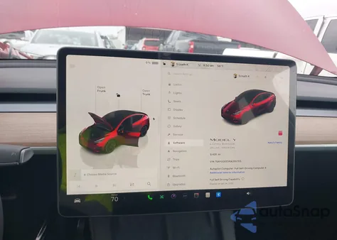 2024 Tesla Model Y Long Range Dual Motor All-Wheel Drive z USA, uszkodzony, nr VIN 7SAYGDEE5RA255705